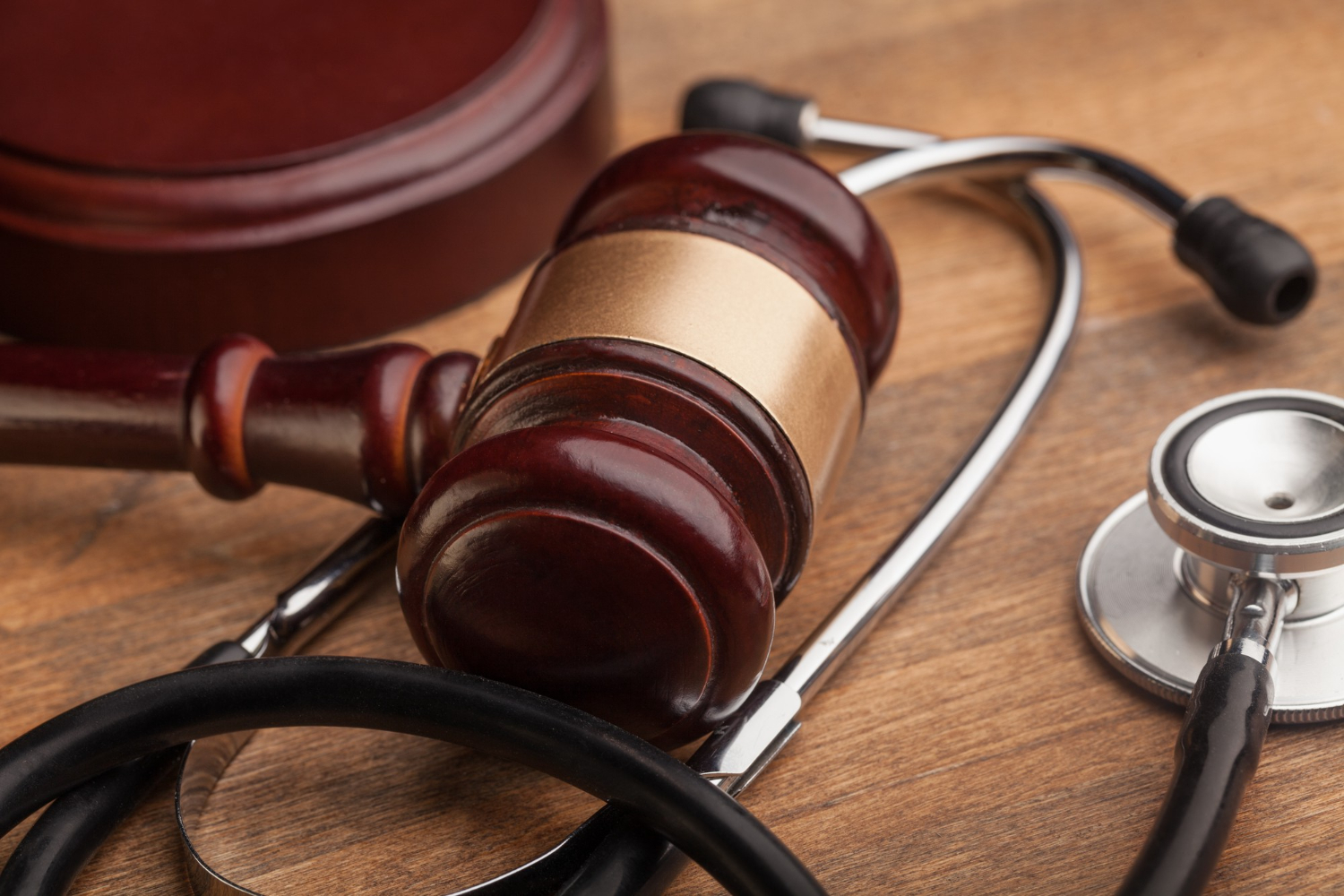 Fundamentos legais garantem que pacientes tenham direito a terapias avançadas, como CAR-T, com cobertura do SUS ou planos de saúde e acesso judicial.