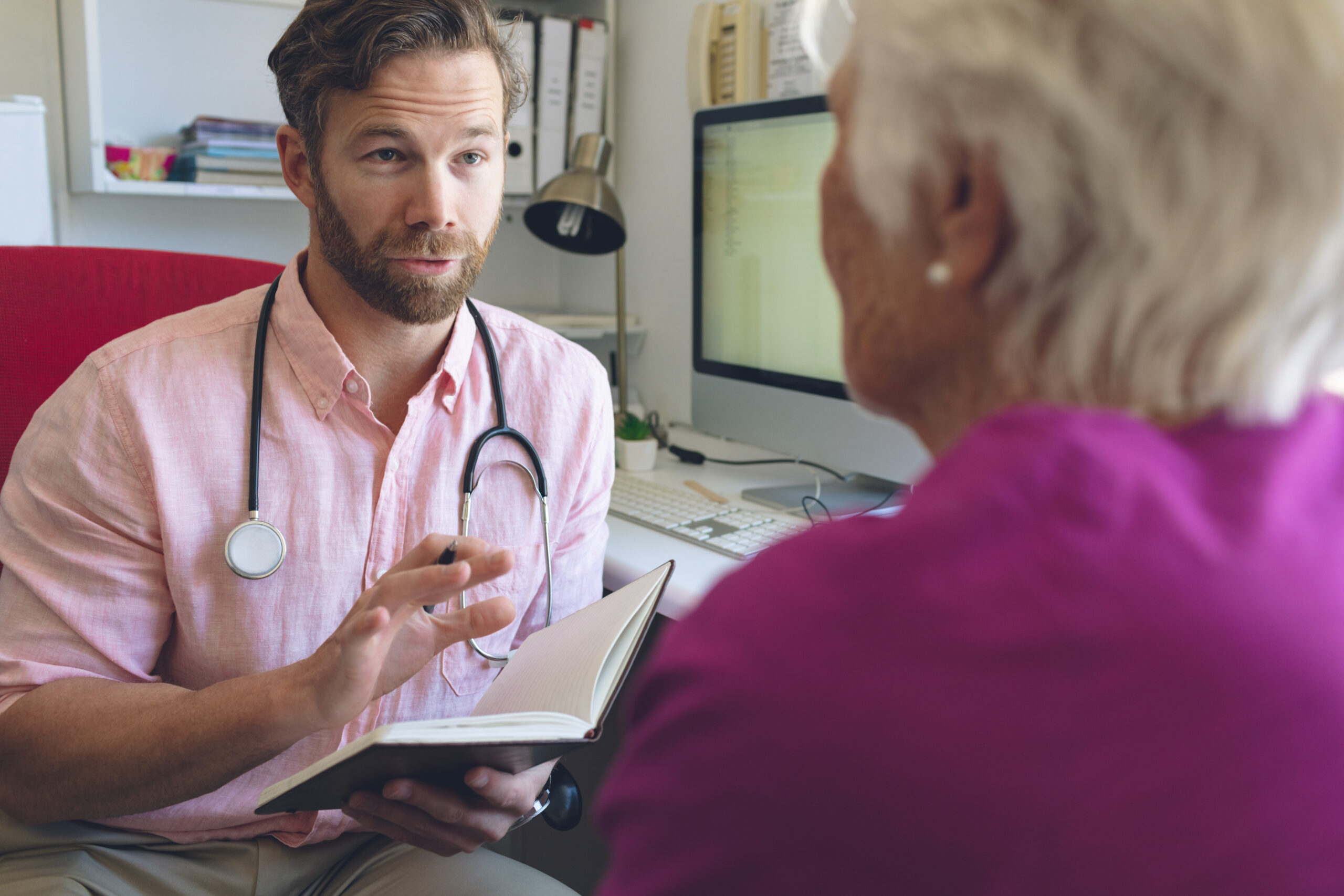 Descubra os principais efeitos colaterais da terapia CAR-T Cell, incluindo SLC, neurotoxicidade, distúrbios hematológicos e cuidados hospitalares essenciais.