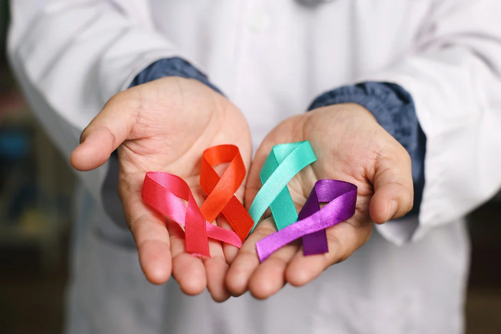 Entenda a diferença entre câncer hereditário e esporádico, genes envolvidos, síndromes genéticas, diagnóstico, prevenção e impacto clínico.