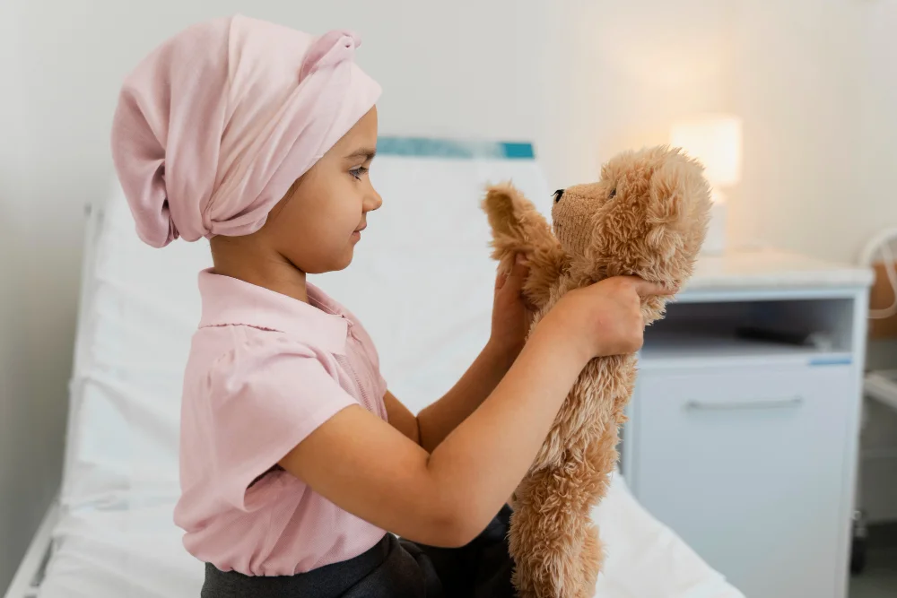 Crianças com lesão cerebral prévia ou histórico de envolvimento do SNC têm mais risco de ICANS em terapias CAR-T, segundo estudo pioneiro do CHLA.