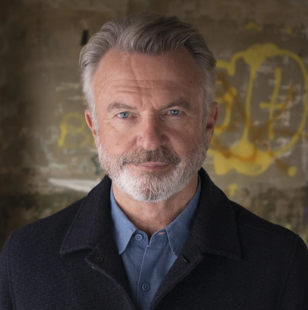 Sam Neill anunciou estar livre do câncer após participar de estudo clínico de CAR-T Cell na Austrália. Entenda o caso e a terapia.