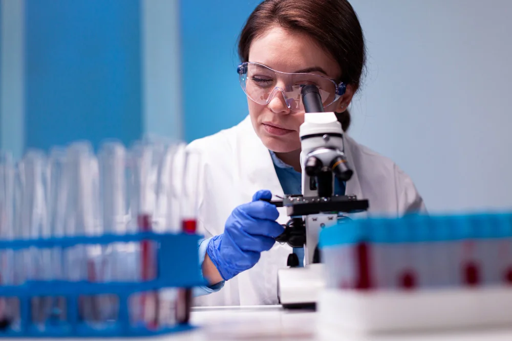 Entenda como a terapia CAR-T cell transforma o tratamento do mieloma múltiplo refratário no Brasil, com dados dos estudos KarMMa e CARTITUDE.