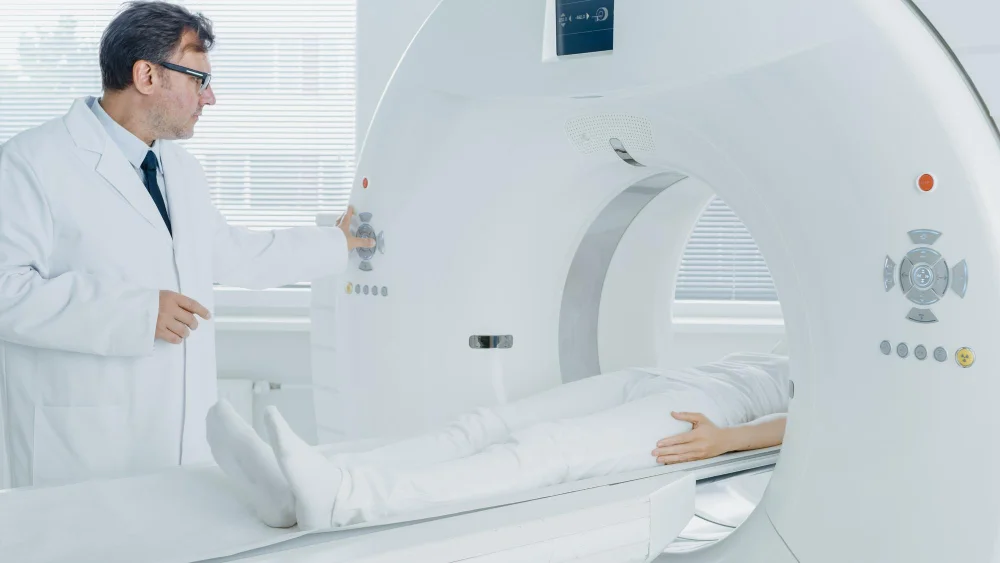 Entenda o que é PET-CT, como o exame funciona, quando é indicado e quais são seus benefícios e riscos no diagnóstico e acompanhamento clínico.