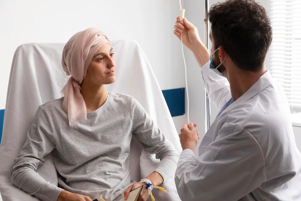 Entenda o que é quimioterapia oral, como ela funciona, vantagens, desvantagens e quando é escolhida em comparação à quimioterapia intravenosa.