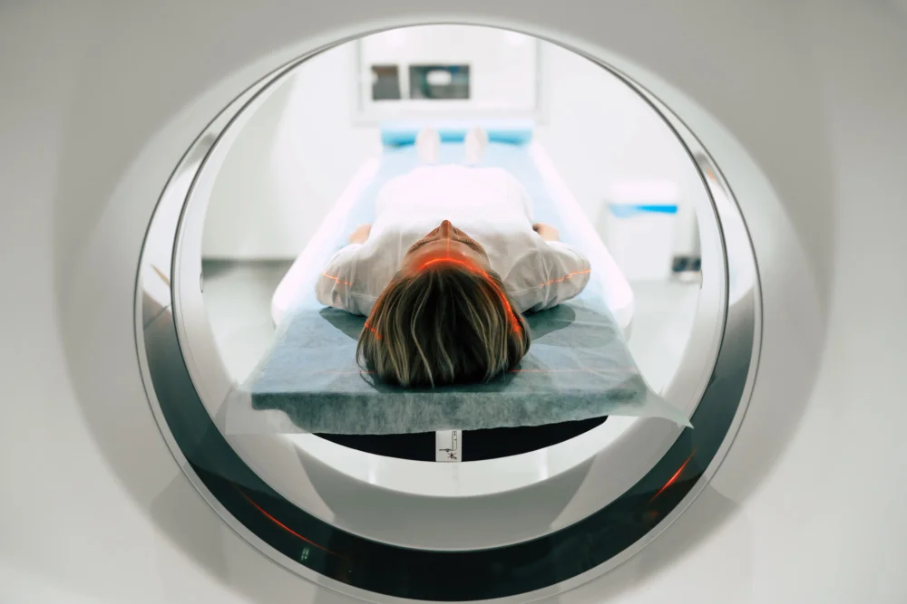 Entenda como funciona a radioterapia moderna, suas principais técnicas, avanços tecnológicos, efeitos colaterais e benefícios no tratamento do câncer.