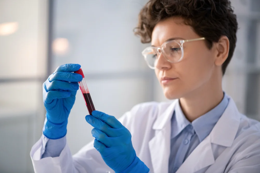 Saiba como hematologistas podem se especializar em terapias avançadas no Brasil: residência, cursos, normas da Anvisa e experiência prática para hematologistas.