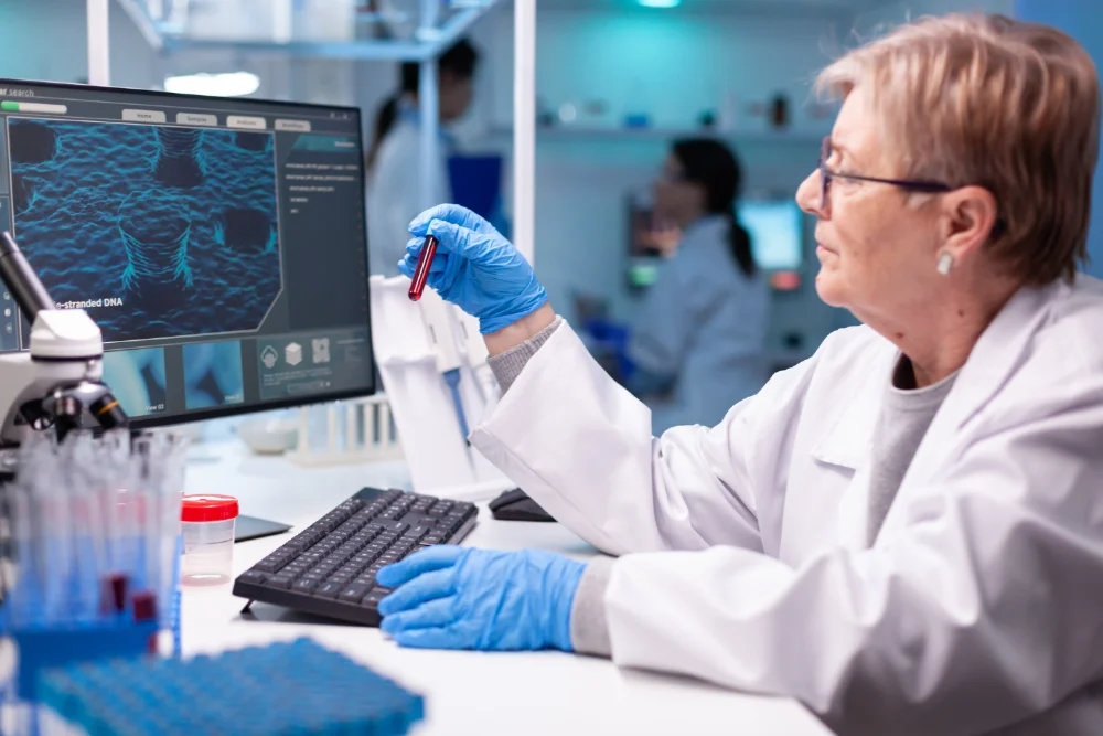 Entenda o papel do oncogeneticista no tratamento do câncer, da identificação de risco hereditário à personalização terapêutica e prevenção precoce.