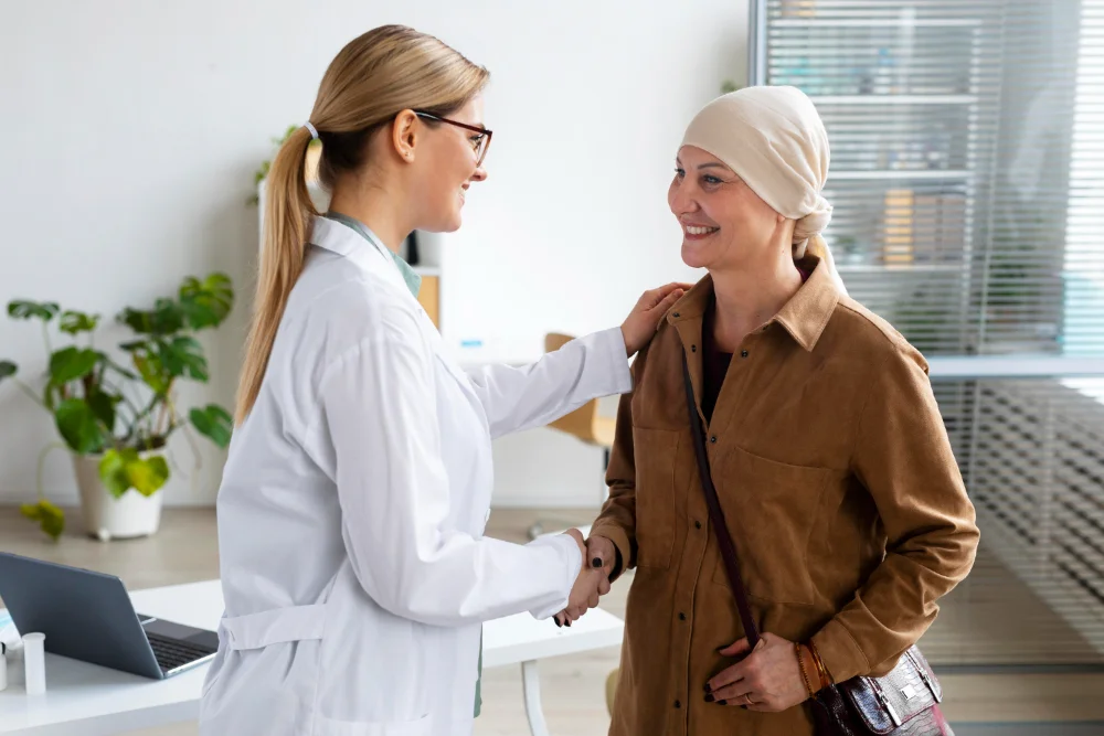 Entenda a importância do suporte emocional no câncer, o papel da psico-oncologia e como o cuidado psicológico melhora qualidade de vida e adesão ao tratamento.